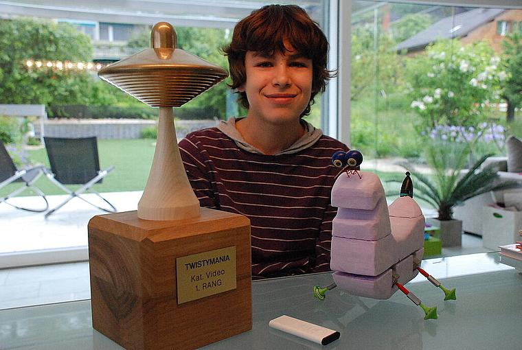 Jungerfinder mit Trophäe: Sean Dylan Goff präsentiert seinen Preis, den er für seinen ferngesteuerten Roboter «TurboTwist» gewonnen hat. Foto: Thomas Brunnschweiler