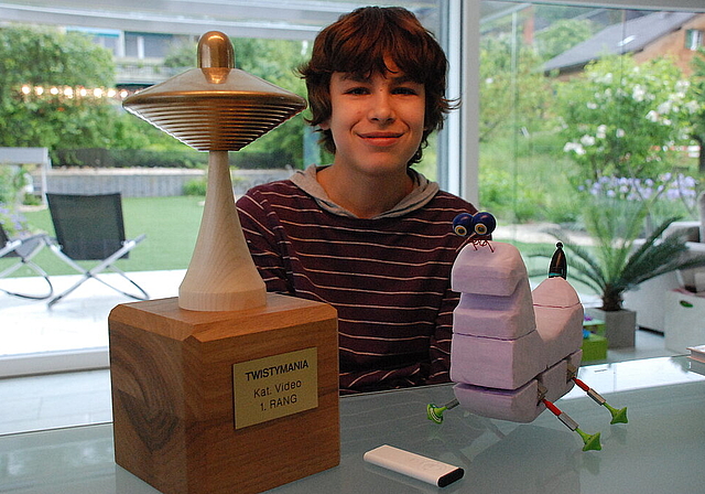 Jungerfinder mit Trophäe: Sean Dylan Goff präsentiert seinen Preis, den er für seinen ferngesteuerten Roboter «TurboTwist» gewonnen hat.  Foto: Thomas Brunnschweiler