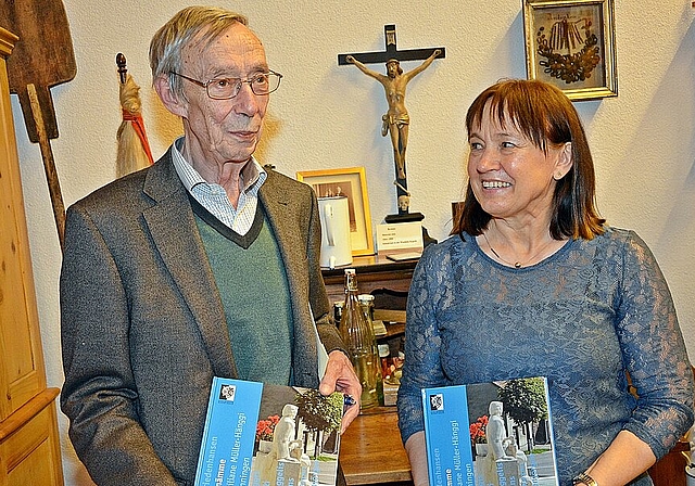 Genugtuung: Die beiden Autoren Liliane Müller-Hänggi und Albert Pflugi freuen sich nach vier Jahren harter Arbeit über die grosse Nachfrage nach ihrem Werk. Foto: Roland Bürki