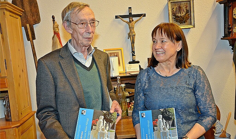 Genugtuung: Die beiden Autoren Liliane Müller-Hänggi und Albert Pflugi freuen sich nach vier Jahren harter Arbeit über die grosse Nachfrage nach ihrem Werk. Foto: Roland Bürki