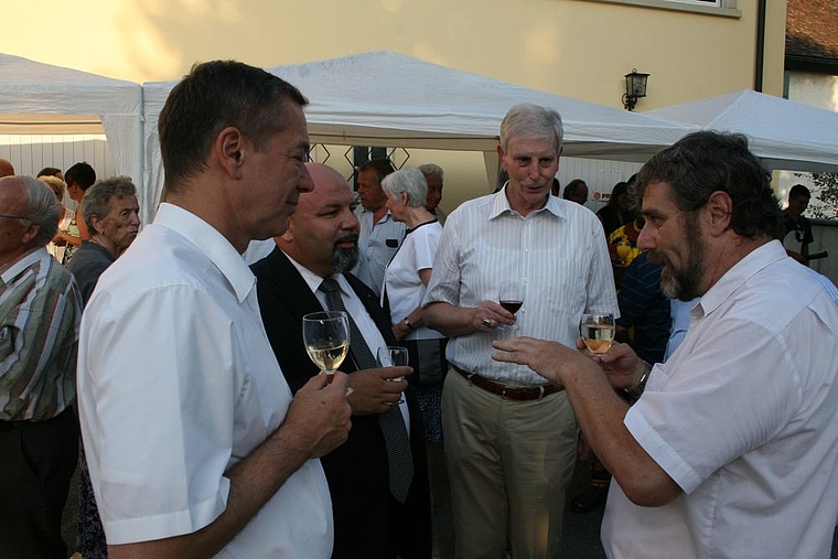 Im Gespräch: Angeregt unterhält sich der neue Diakon Rolf Zimmermann (rechts) mit den Gemeindepräsidenten von Nunningen, Kuno Gasser (links), und Zullwil, Roger Hänggi (2. v. l.).