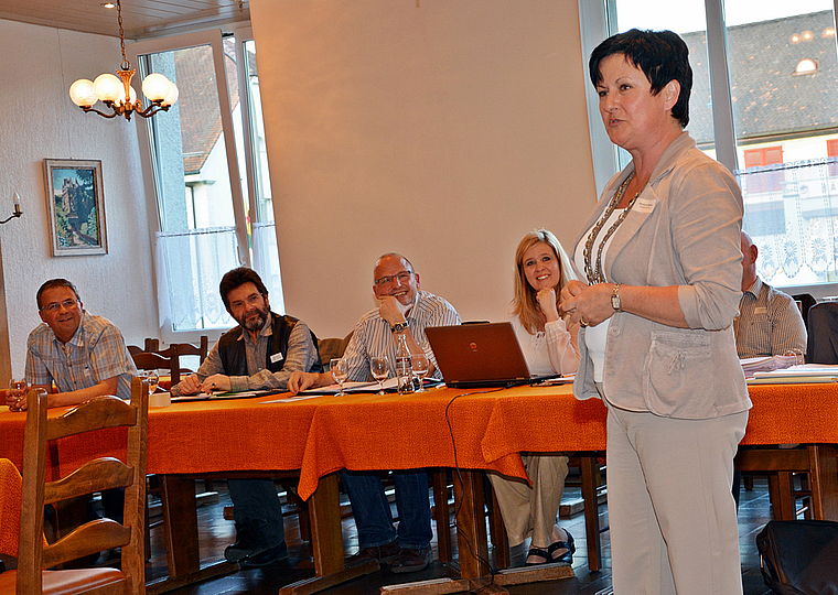 Die neue kgv-Präsidentin: Marianne Meister rühmt in ihrer Rede den GVL und dessen Vorstand (im Hintergrund). Fotos: Roland Bürki