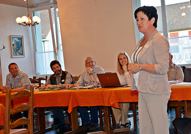 Die neue kgv-Präsidentin: Marianne Meister rühmt in ihrer Rede den GVL und dessen Vorstand (im Hintergrund).  Fotos: Roland Bürki