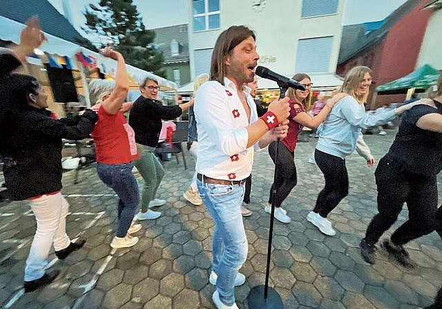 Polonaise: Musiker Michel Moser alias SchwiizerMix brachte die Aescherinnen zum Tanzen. Fotos: Bea Asper