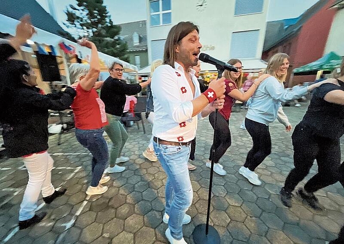 Polonaise: Musiker Michel Moser alias SchwiizerMix brachte die Aescherinnen zum Tanzen. Fotos: Bea Asper