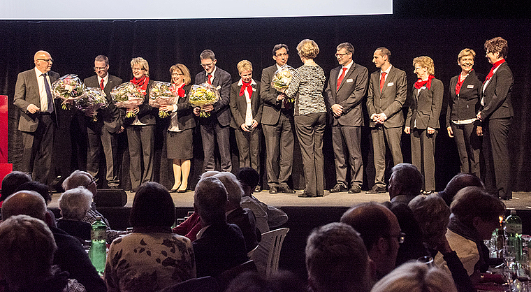 Bühnenauftritt: Verdiente langjährige Mitarbeiterinnen und Mitarbeiter wurden durch Verwaltungsratspräsident Urs Giger und Verwaltungsrätin Marianne Meier geehrt. Foto: Heiner Leuthardt