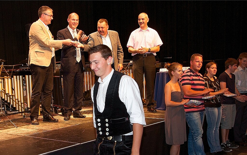 Junger Zimmermann auf dem Weg zur Preisverleihung: Die Regierungsräte Remo Ankli und Anton Lauber übernehmen von Martin Vogel und Thomas Disler (Hintergrund, v.l.). Fotos: Martin Staub
