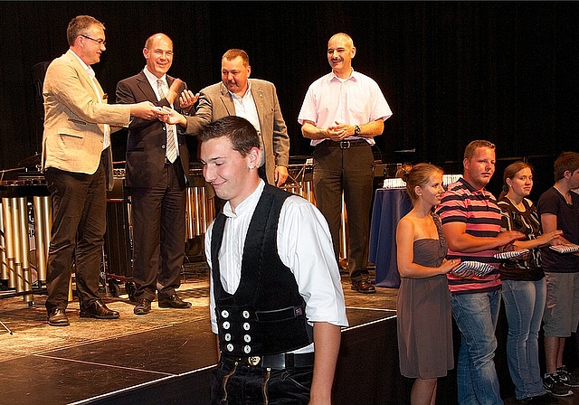 Junger Zimmermann auf dem Weg zur Preisverleihung: Die Regierungsräte Remo Ankli und Anton Lauber übernehmen von Martin Vogel und Thomas Disler (Hintergrund, v.l.). Fotos: Martin Staub