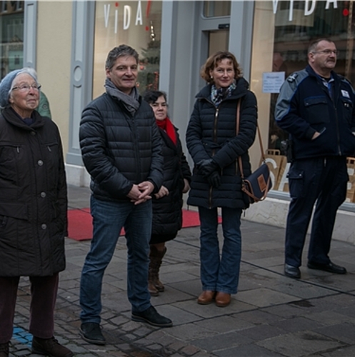 Alles unter Kontrolle: Stapi mit Gemahlin und Stadtpolizist Max Wey. Alles unter Kontrolle: Stapi mit Gemahlin und Stadtpolizist Max Wey.