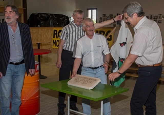 Alles in Butter: (v.l.) Peter Hufschmid Remo Breu, Daniel Linder und Peter Jäckle enthüllen die provisorische Gedenktafel. Foto: Martin Staub