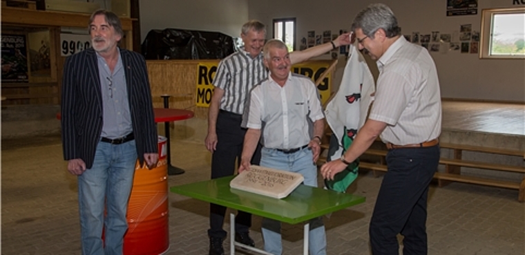 Alles in Butter: (v.l.) Peter Hufschmid Remo Breu, Daniel Linder und Peter Jäckle enthüllen die provisorische Gedenktafel. Foto: Martin Staub
