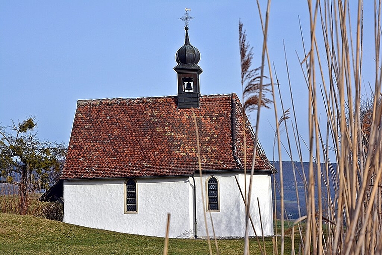 Fridolinskapelle: Hier soll der irische Wandermönch Fridolin mit seinem Stab die augenfreundliche Fridolinsquelle zum Sprudeln gebracht haben. Foto: Roland Bürki