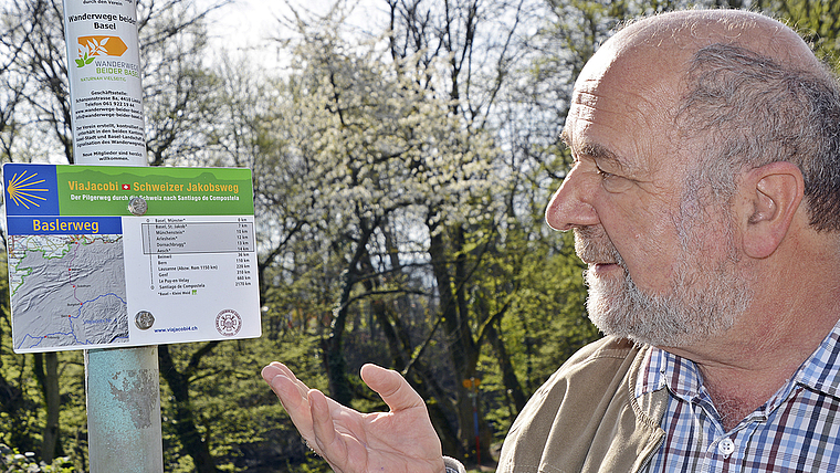 Die erste Tafel steht zu St. Jakob: Gut ein halbes Jahr hat Toni Bischofberger in Zusammenarbeit mit dem Kloster Beinwil geplant, koordiniert und montiert. Foto: Roland Bürki