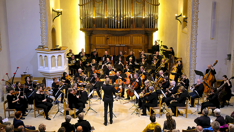 Überboten sich selbst: Dirigent Markus Teutschbein und das Orchester Arlesheim.  Foto: Thomas Brunnschweiler
