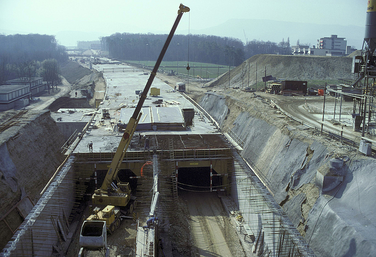 Die Landschaft von Menschenhand verändert: Die H18 trennt heute das Siedlungsgebiet von der Birs und der Reinacherheide. Im Bereich des Schwimmbads verläuft die Schnellstrasse in einem von der Gemeinde Reinach finanzierten Tunnel.  Foto: Hans Leu, 