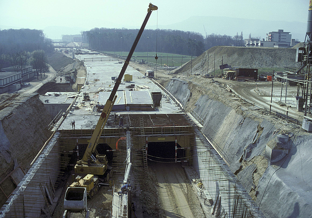 Die Landschaft von Menschenhand verändert: Die H18 trennt heute das Siedlungsgebiet von der Birs und der Reinacherheide. Im Bereich des Schwimmbads verläuft die Schnellstrasse in einem von der Gemeinde Reinach finanzierten Tunnel.  Foto: Hans Leu, 