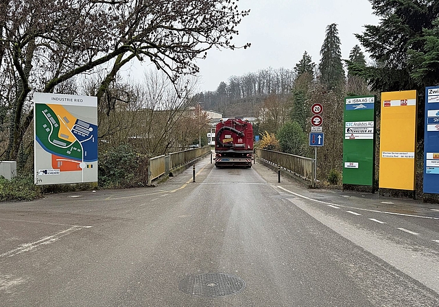 Verbindung ins Industriegebiet Ried: Die marode Brücke darf nur einspurig und mit Höchsttempo 20 befahren werden. Die Gemeindeversammlungen Dittingen und Zwingen haben nun Ja gesagt für einen Neubau.Foto: Gaby Walther