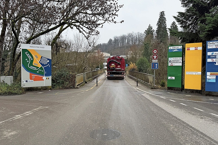 Verbindung ins Industriegebiet Ried: Die marode Brücke darf nur einspurig und mit Höchsttempo 20 befahren werden. Die Gemeindeversammlungen Dittingen und Zwingen haben nun Ja gesagt für einen Neubau.Foto: Gaby Walther