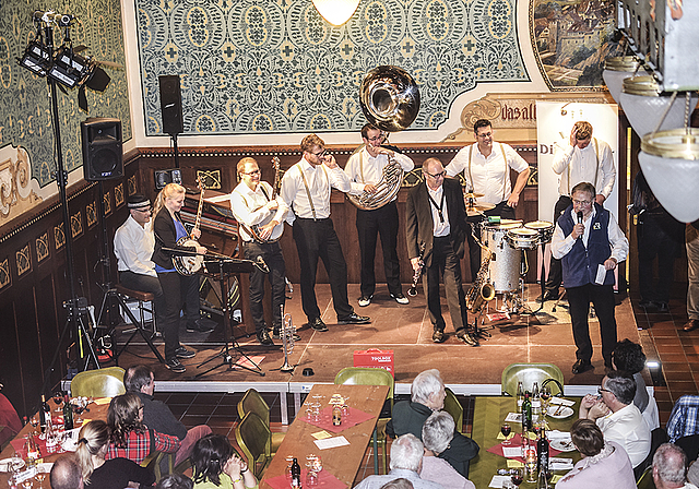 «King of Trotte-Jazz»: Nach 25 Jahren moderiert Werner Benseler (rechts) seinen letzten Konzertabend.  Foto: Bea Asper