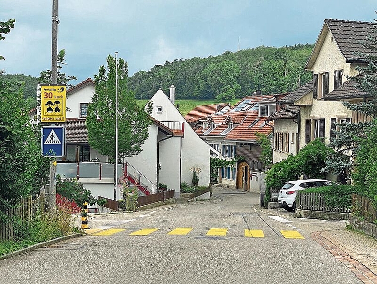 Die Nerven liegen blank: «Freiwillig 30 km/h – wegen uns!» ist auf dem gelben Schild am Ortseingang zu lesen. Foto: Bea Asper