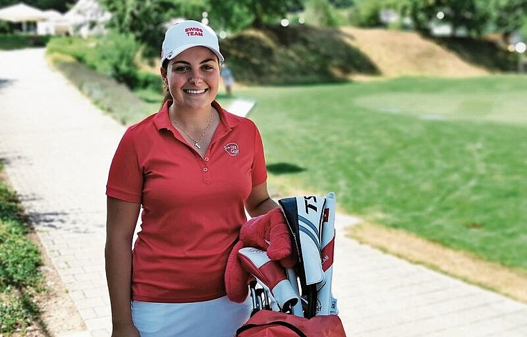 Träumt von einer Karriere als Profigolferin: Amélie Weber auf dem Golfplatz in Zwingen. Foto: Melanie Brêchet