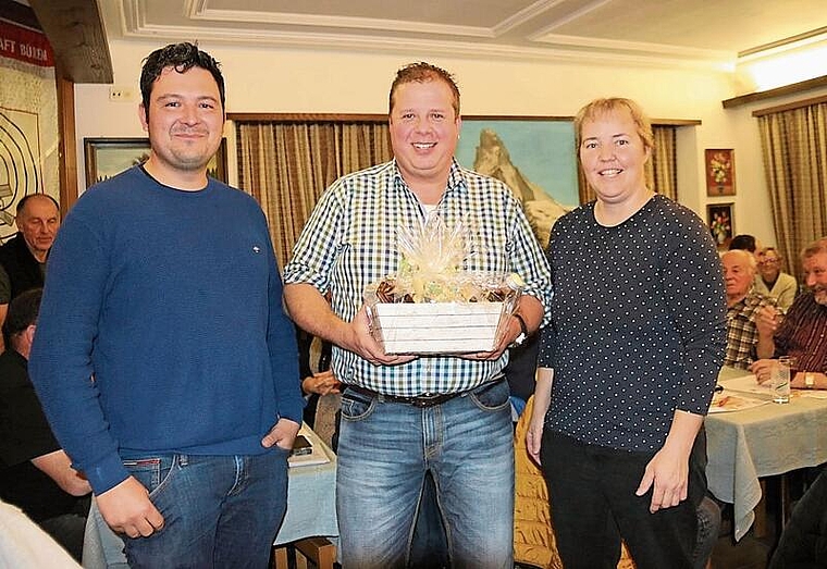 Neues Präsidium: Dieter Koeninger (Mitte) war elf Jahre im Vorstand der Obstproduzentenvereinigung Schwarzbubenland. Links der neue Präsident Benjamin Meier, rechts Aktuarin Cornelia Heiniger. Foto: Benildis Bentolila