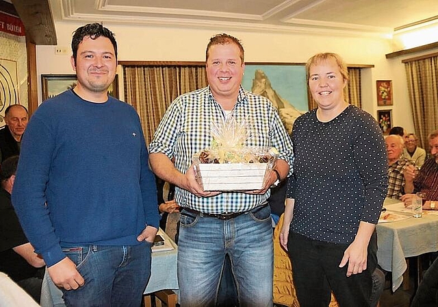Neues Präsidium: Dieter Koeninger (Mitte) war elf Jahre im Vorstand der Obstproduzentenvereinigung Schwarzbubenland. Links der neue Präsident Benjamin Meier, rechts Aktuarin Cornelia Heiniger. Foto: Benildis Bentolila