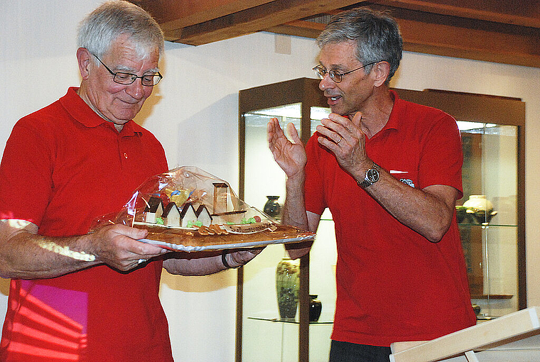Applaus und ein Geschenk: Der Referent Franz Wirth (links) und Fredi Kilchherr, Präsident der Heimatmuseumskommission. Foto: Thomas Brunnschweiler