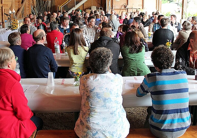 Im «Schärme»: Trotz – oder bei Bauernfamilien vielleicht wegen – des unsicheren Wetters waren viele an die Sommertagung im Thierstein gekommen Fotos: Benildis Bentolila
