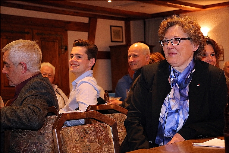 Nomination der Kandidatin: Susanne Koch macht sich auf den Weg nach Bern. Glenn Steiger (im hellen Hemd) hat sich noch nicht entschieden. Foto: gini Minonzio