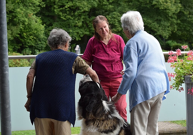 Gruppenleiterin Trix Dominguez (Mitte): Sie setzt seit Jahren auf die tiergestützte Therapie und steht Interessierten beratend zur Seite. Foto: Bea Asper