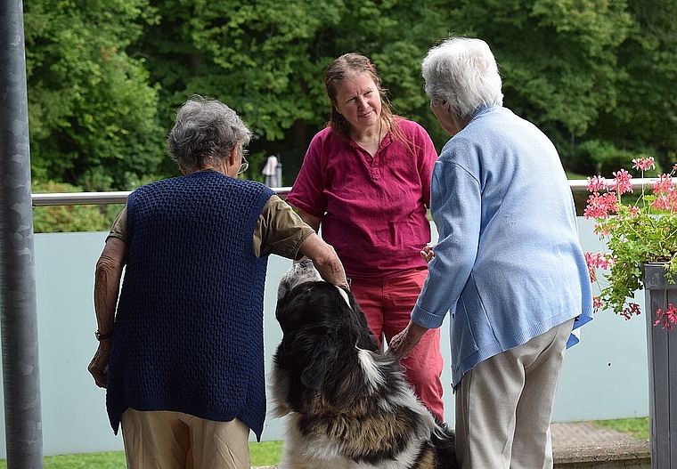 Gruppenleiterin Trix Dominguez (Mitte): Sie setzt seit Jahren auf die tiergestützte Therapie und steht Interessierten beratend zur Seite. Foto: Bea Asper