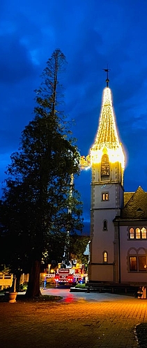 <em>In neuem Licht: </em>Anstelle der hohen Thuja, welche gefällt werden musste, erhellt nun der Kirchturm weihnachtlich die Nacht.<em/>
