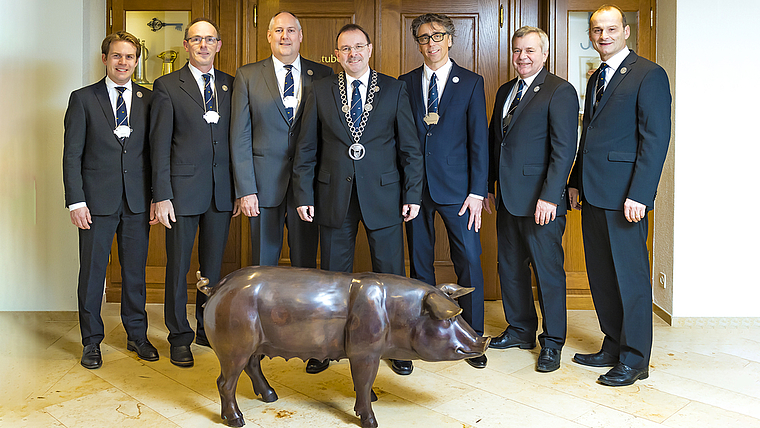 Der Zunftrat: (v. l.) Roman Stingelin (Zunftschreiber), Stefan Meier (Bannerherr), Roger Burri (Statthalter), Michael Konrad (Zunftmeister), René Piesker (Zeremonienmeister), Fredy Schärmeli (Zunftchronist) und Andreas Siegfried (Säckelmeister).  