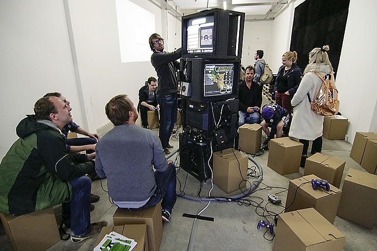 Hier wird in die Röhre geguckt: Auf alten Röhrenbildschirmen in der Spielhalle Oslo konnten die Besucher alten Multiplayer-Konsolenspielen huldigen. Foto: Lukas Hausendorf