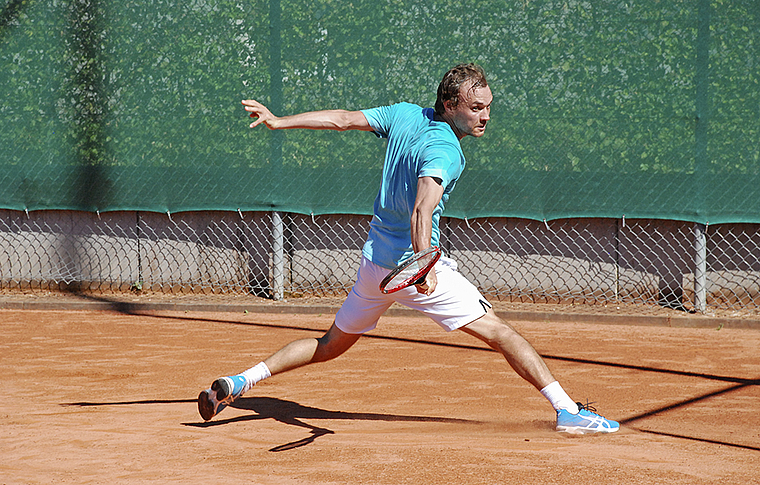 Voller Einsatz: Oliver Bühler aus Aesch siegte im Tableau R1/3 souverän in zwei Sätzen. Foto: Thomas Brunnschweiler