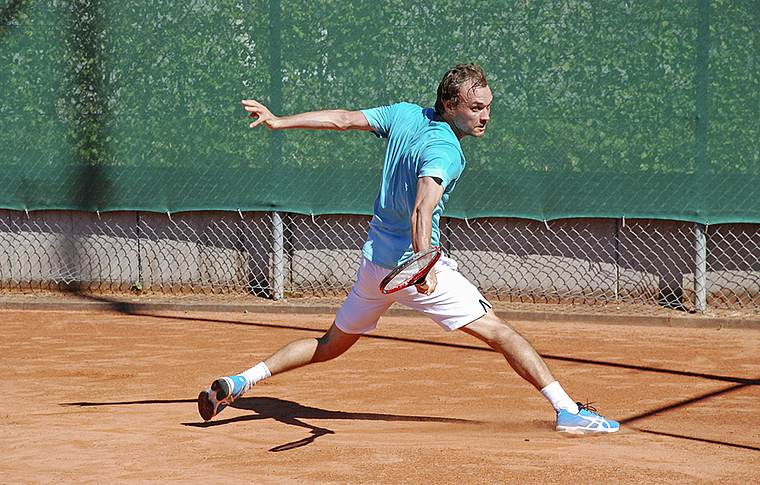 Voller Einsatz: Oliver Bühler aus Aesch siegte im Tableau R1/3 souverän in zwei Sätzen.  Foto: Thomas Brunnschweiler