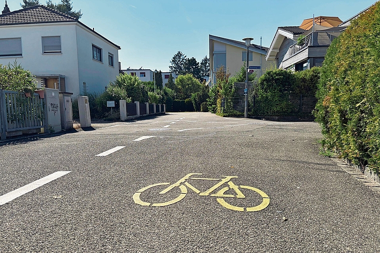 Abgelehnt: Weil am Rosenweg eine kantonale Veloroute durchführt, lässt sich hier keine Begegnungszone errichten.Foto: Caspar Reimer