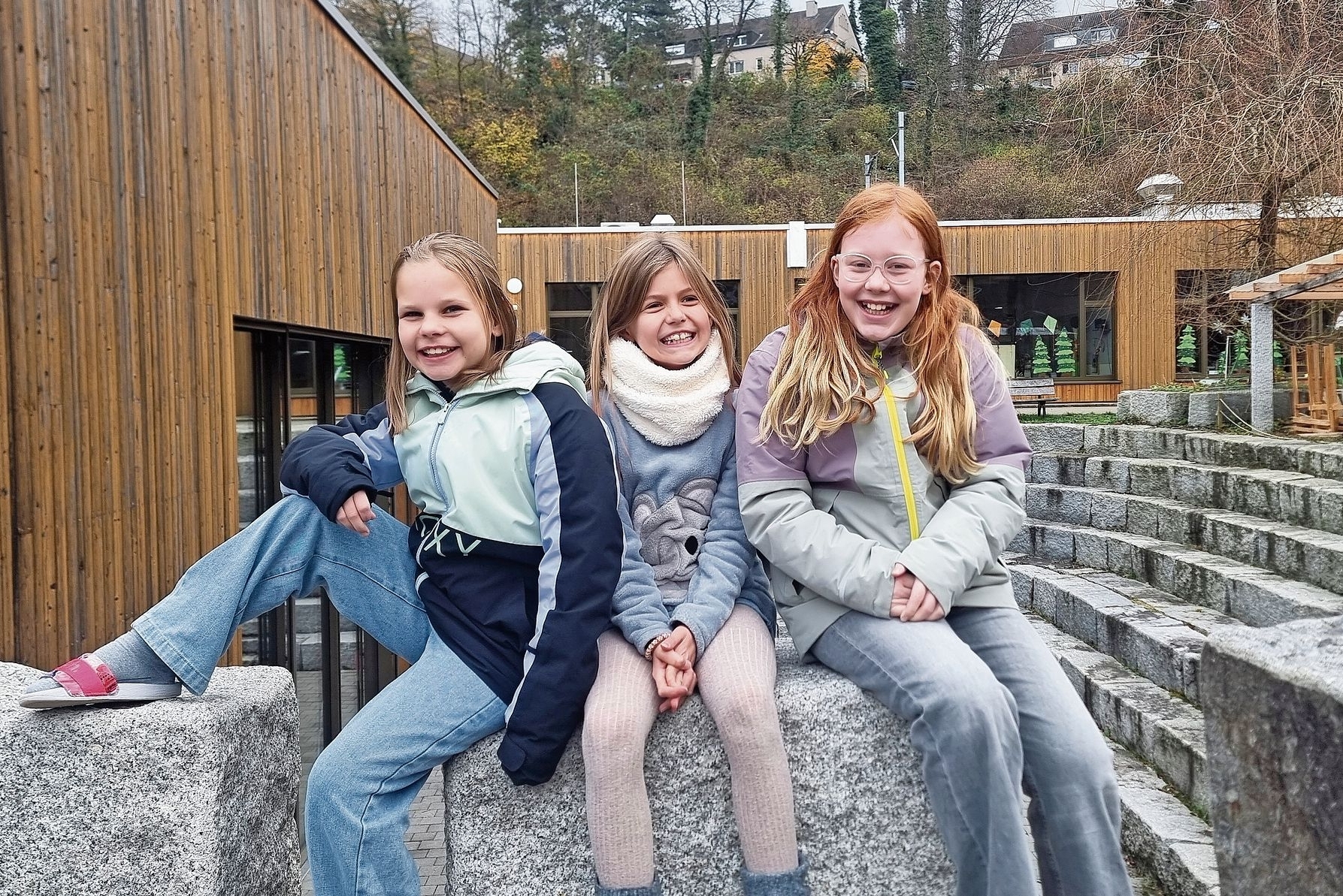 Gaben einen Einblick in ihren Alltag: (von links) Léan, Carla und Emma haben die Autorin durch die Schule geführt. Foto: Fabia Maieroni Gaben einen Einblick in ihren Alltag: (von links) Léan, Carla und Emma haben die Autorin durch die Schule geführt. Foto: Fabia Maieroni