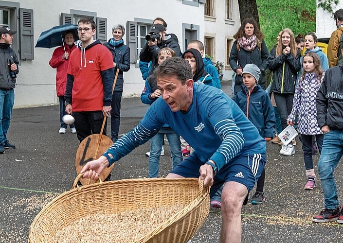 Volle Konzentration: Fänger Balz Stückelberger gibt alles dafür, dass die Eier in der Wanne landen.
