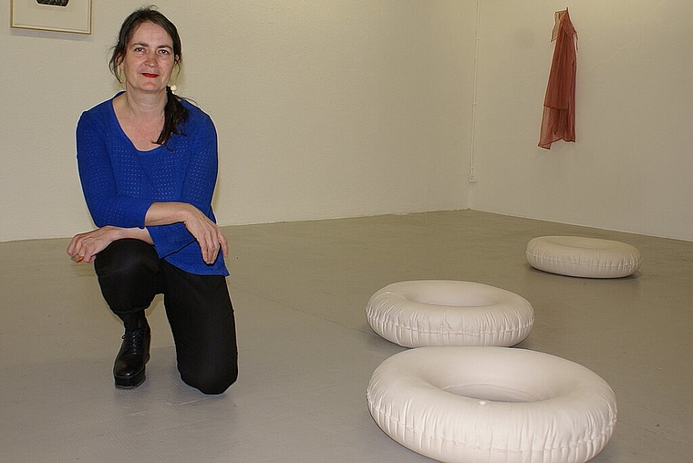  Mitten in ihren Kunstwerken: Gabrielle Voisard. Foto: Jürg Jeanloz