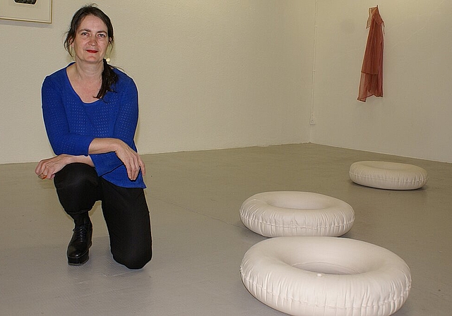  Mitten in ihren Kunstwerken: Gabrielle Voisard. Foto: Jürg Jeanloz