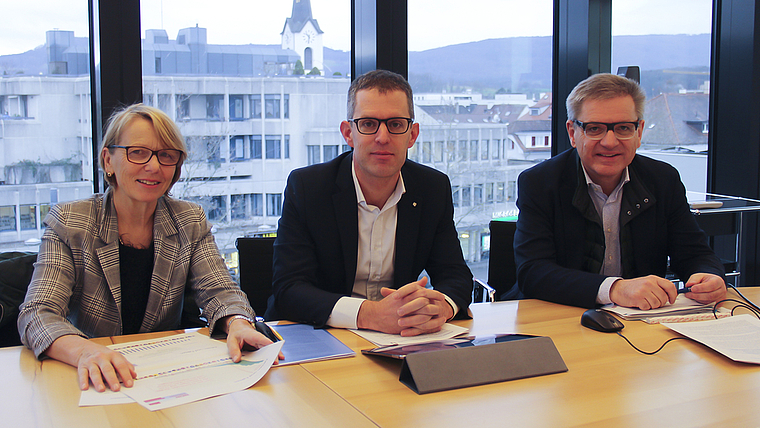 Die Gemeindepräsidien luden zur Medienkonferenz (v. l.): Marianne Hollinger (Aesch), Markus Eigenmann (Arlesheim) und Melchior Buchs (Reinach).  Foto: Tobias Gfeller