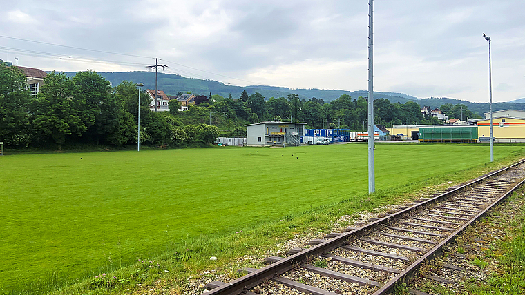 Ausbau der Sportplätze geplant: Der SC Dornach soll eine modernere Infrastruktur mit Tribüne erhalten, auf dem Areal, das heute unter anderem vom Logistikunternehmen Iseppi genutzt wird (rechts im Bild).  Foto: Caspar Reimer
