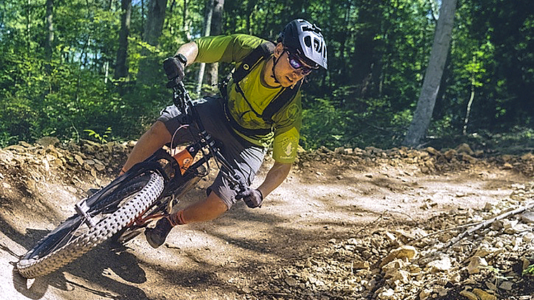 Liegt im Trend: In der Schweiz ist Mountainbiken mittlerweile beliebter als Fussballspielen - auf professionellen Trails in der Region können Bikerinnen und Biker ihrer Leidenschaft freien Lauf lasssen.  Foto: ZVG