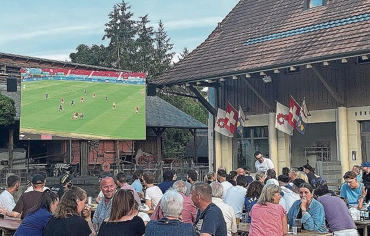 Alles steht bereit: Das Fussballmärchen kann auf dem grossen Screen auf dem Ernst-Feigenwinter-Platz verfolgt werden. Foto: ZVg