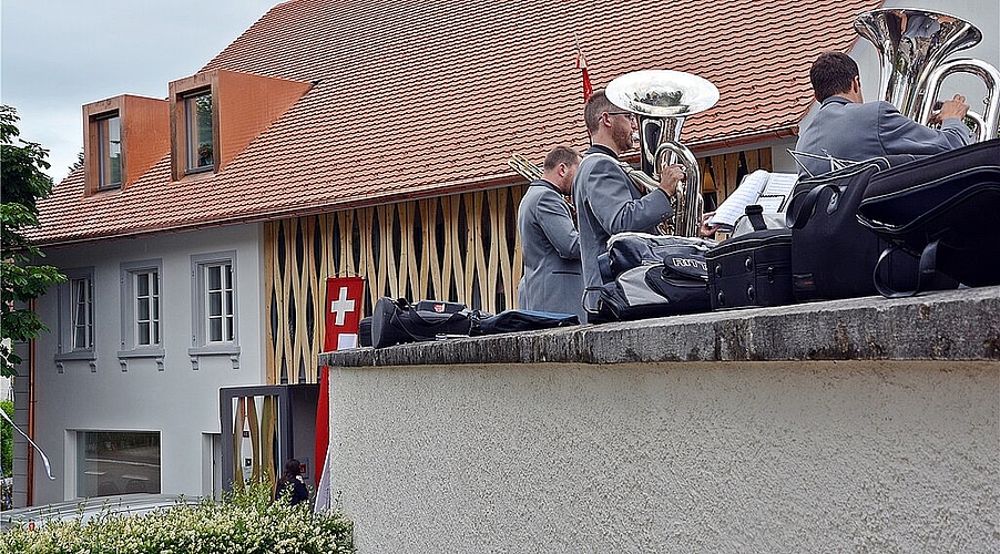 Restaurant wandelte sich zum Pfarreizentrum: Auch hier sollen sich wieder Menschen begegnen. Der Musikverein Hofstetten-Flüh lud bei der Einweihung mit frohen Melodien dazu ein. Fotos: Roland Bürki
