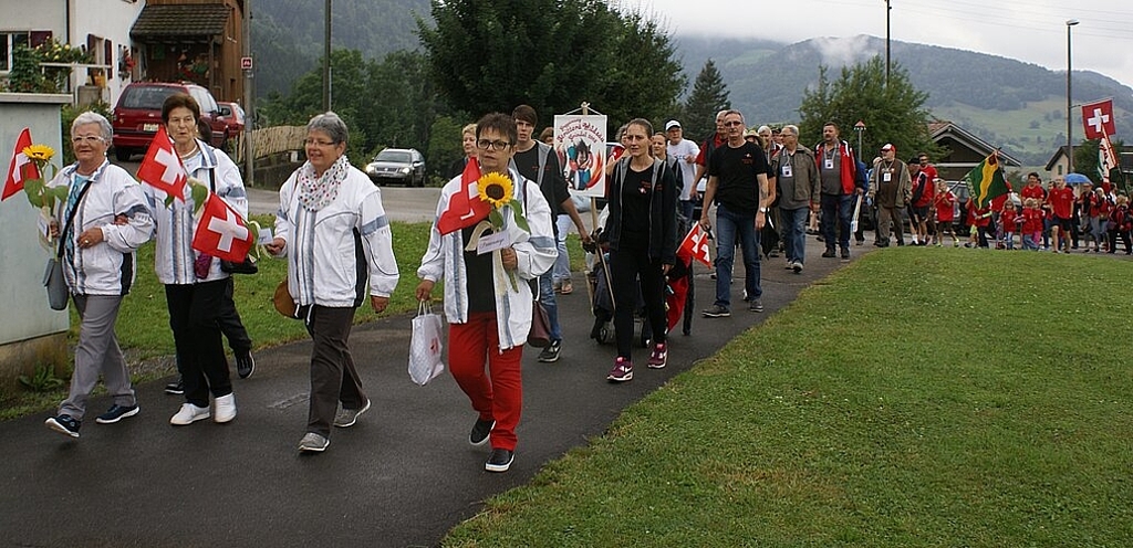 Toller Auftakt: Festumzug durchs Dorf Grindel. Fotos: Jürg Jeanloz
