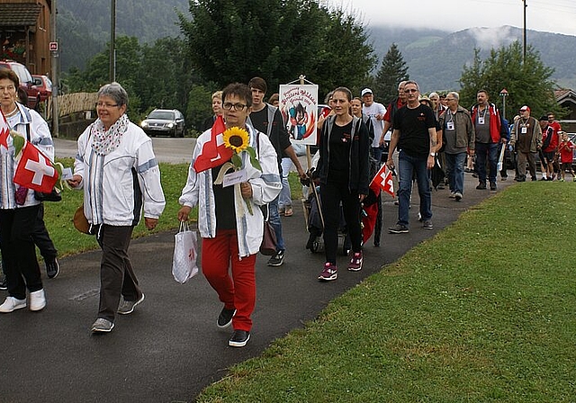 Toller Auftakt: Festumzug durchs Dorf Grindel. Fotos: Jürg Jeanloz
