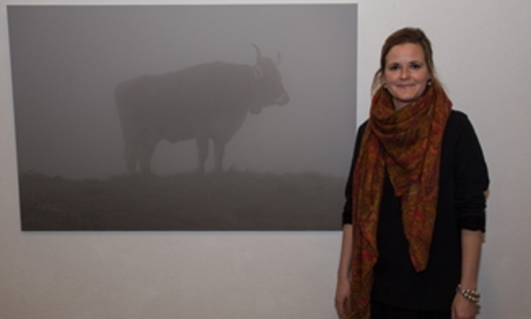 Die Kuh im Nebel auf dem Berninapass: Stephanie Meier hat zu jedem ihrer Bilder eine Geschichte parat. Foto: Martin Staub